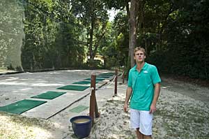 ...wer golfen lernen will, dem hilft der Golflehrer. Hier an den Abschlagmatten...