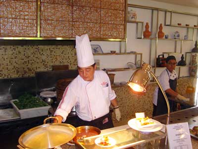 ... und immer wie in China, frisch gekocht. Hier mit den beiden China-K�chen