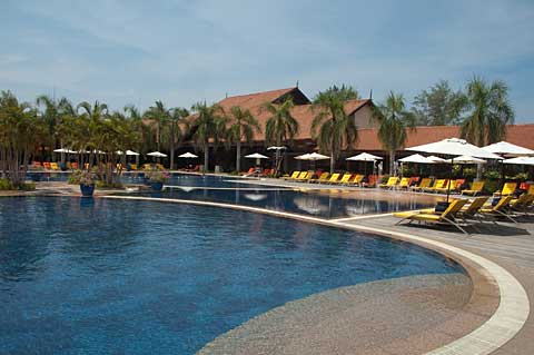 ...eine andere Sicht der Pools mit Blick auf das Mutiara Hauptrestaurant