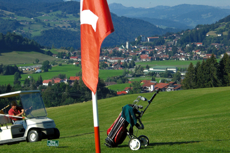 Golfzentrum Oberstaufen-Buflings mit Blick auf den Ort und die Allg�uer Berge