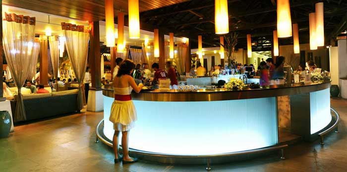Die Bar im Resort ist gro und die Getrnke sind "All inklusive"  