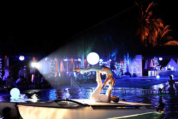 Bei Nacht eignen sich die Pools fr Wasserballet