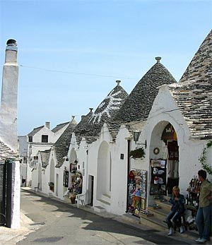 ber 1.000 Trulli-Huser mit steingedeckten, runden Dchern