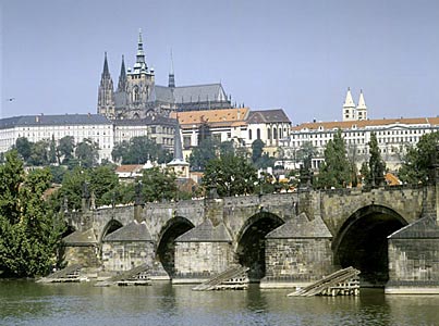 Karlbr�cke mit der Burg Hradschin